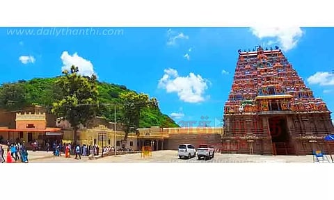 கம்பீரமாக காட்சியளிக்கும் ராஜகோபுரம்