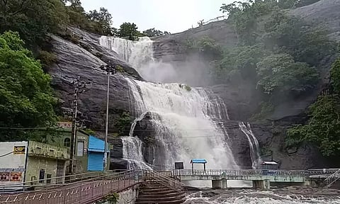 மேற்கு தொடர்ச்சி மலைப்பகுதிகளில் தொடர் மழை: குற்றாலம் அருவிகளில் வெள்ளப்பெருக்கு