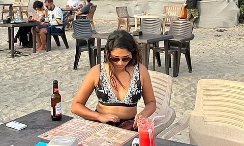 கோவா கடற்கரையில் பாட்டிலுடன் கவர்ச்சி விருந்தில் நடிகை அமலாபால்!