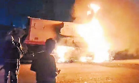 மாதவரம் அருகே சாலையை சுத்தம் செய்த வாகனம் திடீரென தீப்பிடித்து எரிந்தது