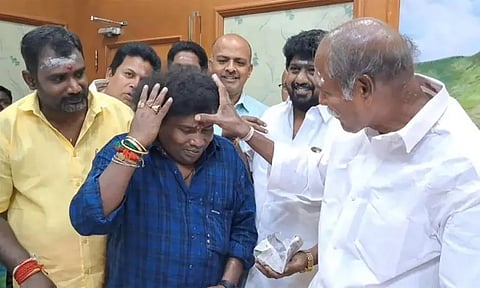 புதுச்சேரி முதல்-மந்திரியிடம் ஆசி பெற்ற நடிகர் யோகிபாபு