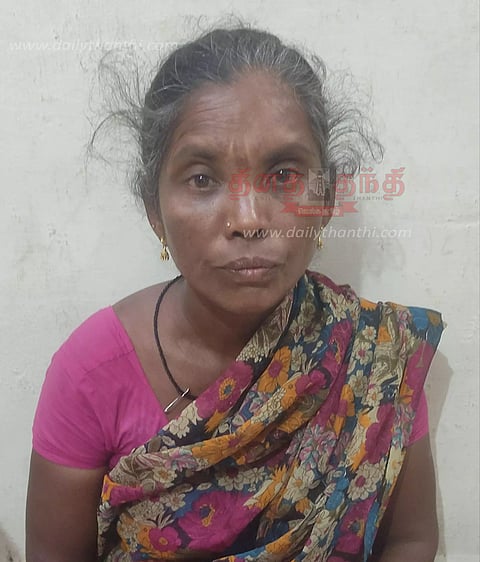 மோகனூர் அருகேமது போதையில் தொழிலாளி அடித்துக்கொலைதங்கை கைது