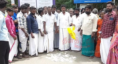 கிராம மக்கள் தர்ணா போராட்டம்