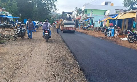 கல்வராயன்மலையில் தார்சாலை அமைக்கும் பணி தொடங்கியது
