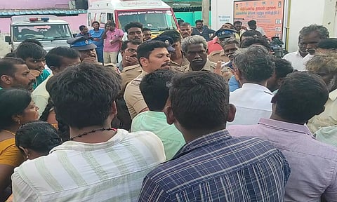 தூக்கில் தொங்கிய பெண்ணின் உடலை வாங்க மறுத்து உறவினர்கள் போராட்டம்