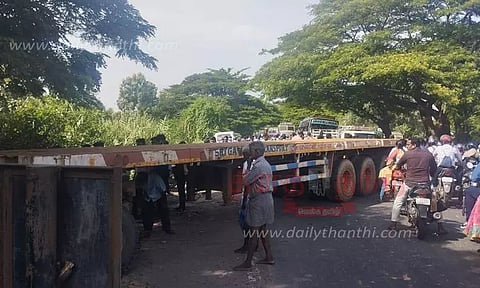 தாறுமாறாக ஓடிய கன்டெய்னர் லாரி