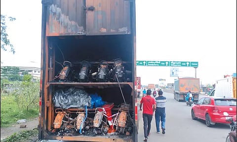 ஒரகடம் அருகே மோட்டார் சைக்கிள்களை ஏற்றிச்சென்ற கன்டெய்னர் லாரி தீப்பிடித்து எரிந்தது