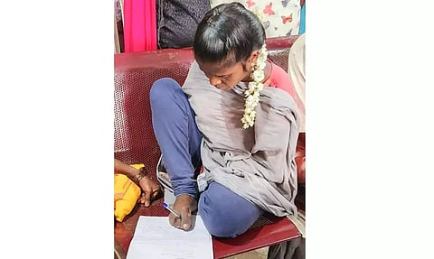 கால்கள் ஊனமுற்ற வாலிபருக்கு பெட்டிக்கடை வைக்க இடம் வழங்க வேண்டும்