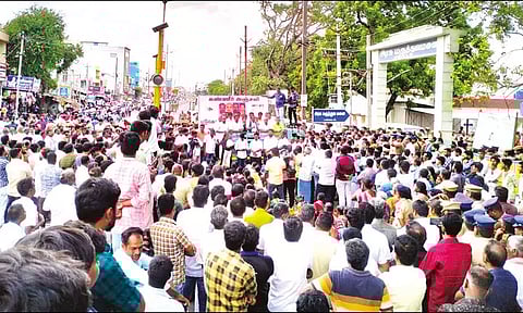 ஒரே குடும்பத்தில் 4 பேர் கொடூரக்கொலை: உடல்களை வாங்க மறுத்து கிராம மக்கள் மறியல்