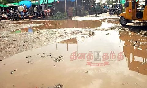 பவானியில் 24.6 மி.மீட்டர் மழைப்பதிவுசேறும், சகதியுமாக மாறிய ஈரோடு மார்க்கெட்