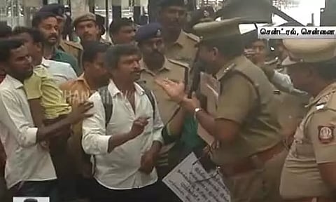 அப்ரண்டீஸ் பயிற்சி பெற்றவர்களுக்கு பணி வழங்கக்கோரி சென்ட்ரல் ரெயில் நிலையத்தில் உள்ளிருப்பு போராட்டம்