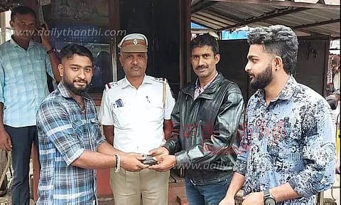 வாலிபர் தவறவிட்ட பணப்பையை திரும்ப ஒப்படைத்த போலீசார்