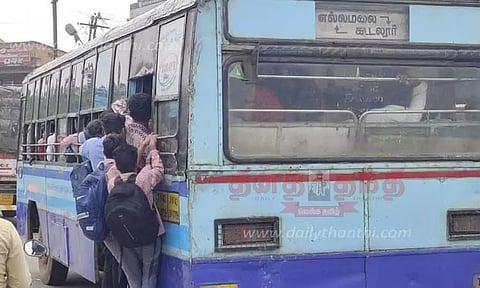 பஸ் படிக்கட்டில் ஆபத்தான பயணம் மேற்கொள்ளும் பள்ளி மாணவர்கள்