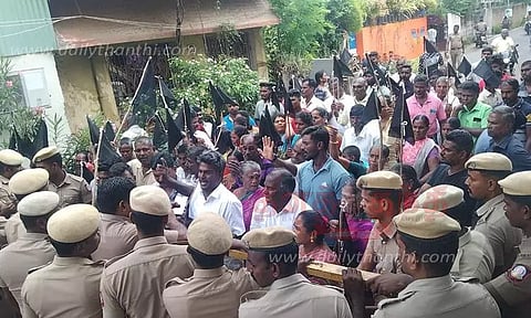 கருப்புக்கொடி ஏந்தி மீனவர்கள் சாலை மறியல்