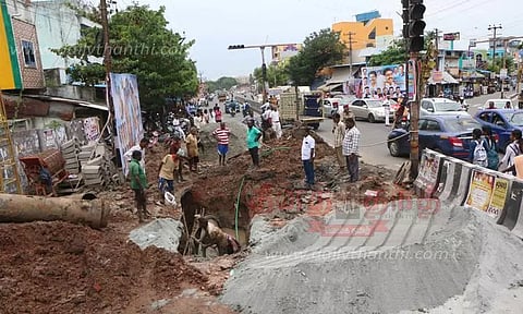 புதுவை-கடலூர் சாலையில் கடும் போக்குவரத்து நெரிசல்