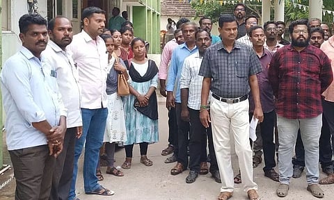 சிதம்பரத்தில் கிராம நிர்வாக அலுவலர்கள் ஆர்ப்பாட்டம்