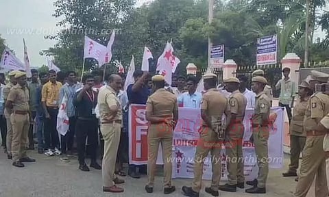 திருவள்ளுவர் பல்கலைக்கழகத்தை முற்றுகையிட்டு மாணவர்கள் ஆர்ப்பாட்டம்