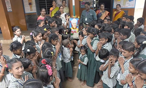 டாக்டர் ராதாகிருஷ்ணன் உருவப்படத்திற்கு மலர்தூவி மரியாதை