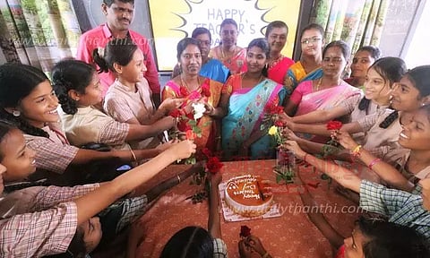 கேக் வெட்டி ஆசிரியர்களை வரவேற்ற மாணவர்கள்