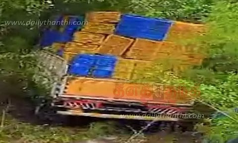 திம்பம் மலைப்பாதையில்பள்ளத்துக்குள் பாய்ந்த சரக்கு வேன்