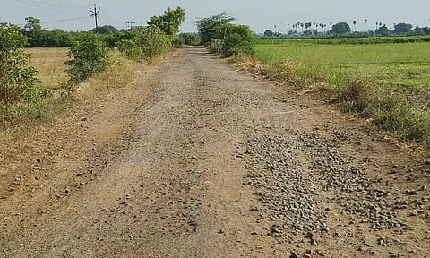 கரடு, முரடாக காட்சியளிக்கும் பகண்டை- செங்காடு சாலை சீரமைக்கப்படுமா? மாணவர்கள், பொதுமக்கள் எதிர்பார்ப்பு