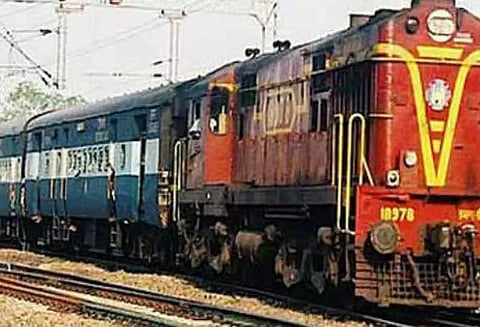 மொரப்பூர், பொம்மிடியில் கூடுதல்ரெயில்கள் நின்று செல்ல வேண்டும்