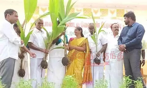 கீழடியில் பாரம்பரிய விதை திருவிழா விவசாயிகளுக்கு தென்னங்கன்று வழங்கப்பட்டது