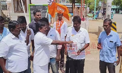 பா.ஜனதாவினர் பிச்சை அளிக்கும் போராட்டம்