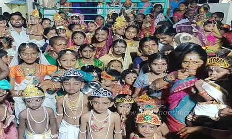 விருதுநகரில் கிருஷ்ணர் வேடமணிந்த குழந்தைகள்