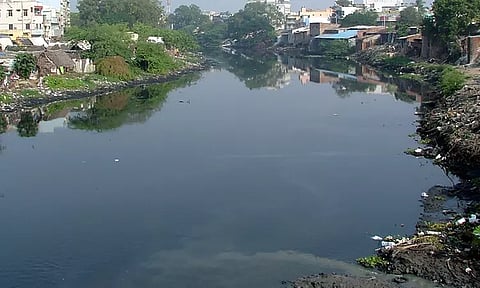 கூவம் ஆற்றில் குதித்து 2 பேர் தற்கொலை - ஒருவரின் உடல் மீட்பு