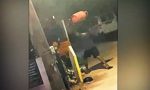 கஞ்சா போதையில் மூதாட்டியின் மீது கியாஸ் சிலிண்டரை தூக்கி போட்ட வாலிபர்கள்; வீடியோ காட்சிகளால் பரபரப்பு