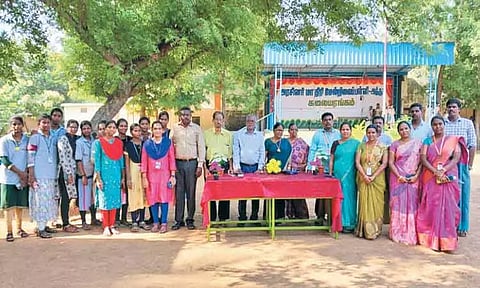 அஞ்சூர் அருகே கல்லூரி சார்பில் அரசு பள்ளியில் நாட்டு நலப்பணி திட்ட முகாம்