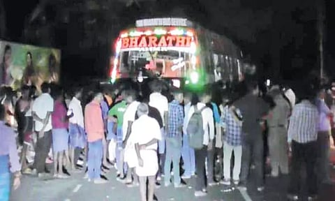 திருத்தணி அருகே மோட்டார் சைக்கிள் மீது பஸ் மோதலில் 3 பேர் படுகாயம்; பொதுமக்கள் சாலை மறியல்