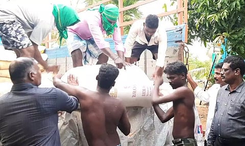 பண்ருட்டி அருகே குடோனில் பதுக்கி வைத்திருந்த 8 டன் ரேஷன் அரிசி பறிமுதல் 3 பேருக்கு போலீஸ் வலைவீச்சு