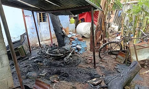 தீப்பிடித்து எரிந்த மோட்டார் சைக்கிள்