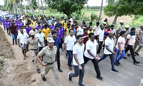 மாவட்டத்தில்8 கி.மீ. தூரம் நடந்து சென்று அமைச்சர் மா.சுப்பிரமணியன் ஆய்வு