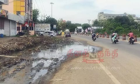 சாலையில் தேங்கி நிற்கும் கழிவுநீர்