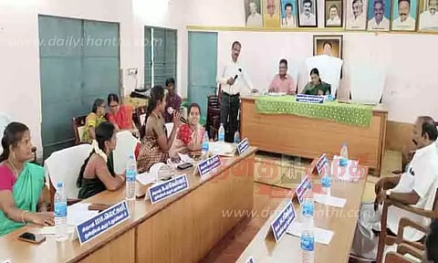 மருத்துவ கல்லூரி மருத்துவமனையில் தேங்கி கிடக்கும் குப்பைகளை அகற்ற நடவடிக்கை எடுக்க வேண்டும்- யூனியன் கூட்டத்தில் வலியுறுத்தல்