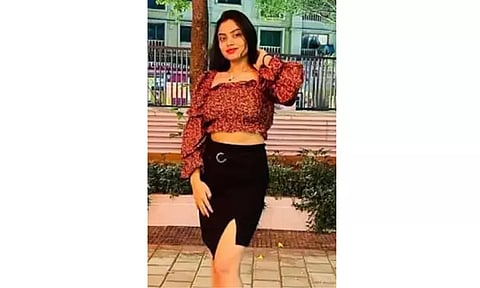 மும்பையில் பரபரப்பை ஏற்படுத்திய வழக்கு: விமான பணிப்பெண் கொலையில் கைதான தொழிலாளி தற்கொலை - போலீஸ் நிலையத்தில் தூக்கில் தொங்கினார்