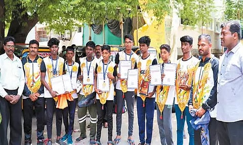 தேசிய அளவில் நடைபெற்ற விளையாட்டு போட்டிகளில் அரசு பள்ளி மாணவர்கள் தங்கம் வென்று அசத்தல்