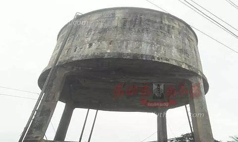 இடிந்து விழும் நிலையில் மேல்நிலை குடிநீர்தேக்க தொட்டி