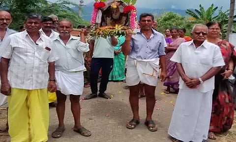 இறந்த கருடனை பாடைகட்டி சுமந்து சென்ற கிராம மக்கள்