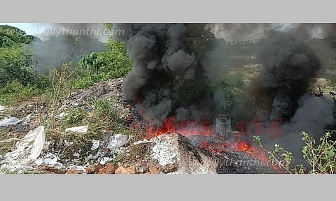 தொழிற்சாலை கழிவுகளை கொட்டி தீ வைப்பு