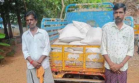 1¼ டன் ரேஷன் அரிசி கடத்தல்; 2 பேர் கைது