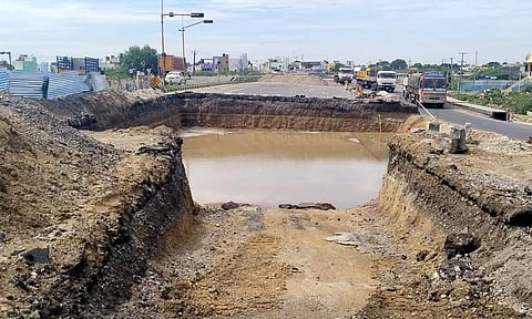 விழுப்புரம் தேசிய நெடுஞ்சாலையில் பாதுகாப்பு நடவடிக்கை மேற்கொள்ளாமல் மேம்பால பணி நடப்பதால் விபத்து அபாயம்