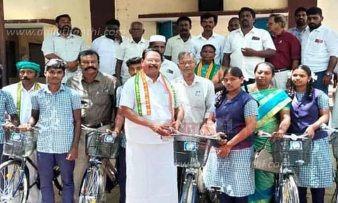 மாணவ-மாணவிகளுக்கு இலவச சைக்கிள்