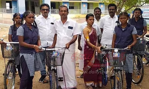 மாணவிகளுக்கு இலவச சைக்கிள்