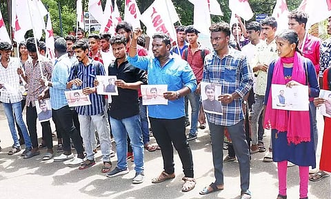 கவர்னரை கண்டித்து மாணவர்கள் போராட்டம்