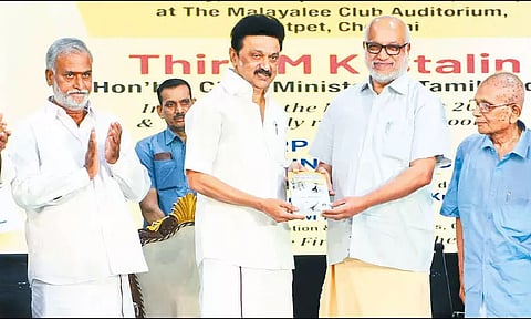 தமிழ்நாடும், கேரளாவும் இரட்டை குழல் துப்பாக்கியாக செயல்பட்டு ஒட்டுமொத்த இந்தியாவுக்கும் விடியலை ஏற்படுத்த வேண்டும்