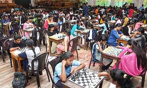 சதுரங்க போட்டியில் மாணவ-மாணவிகள்